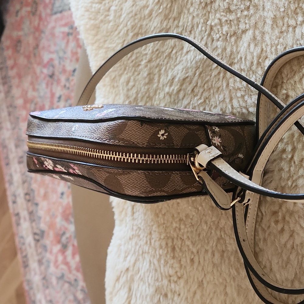 Beautiful Coach Evergreen Wildflower Signatue Camera Style Crossbody Bag 🩷🤍 - Picture 6 of 16